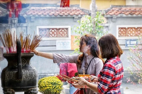 Giới trẻ Hà thành đến chùa Hà cầu duyên đầu năm mới