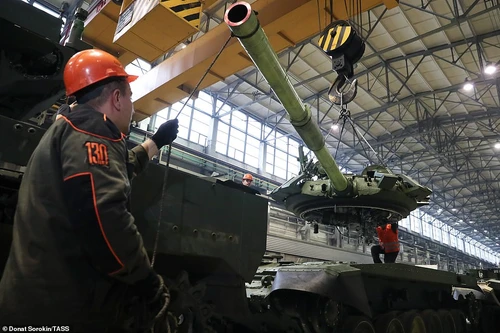 Nhà máy Uralvagonzavod dồn toàn lực sản xuất xe tăng cho quân đội Nga