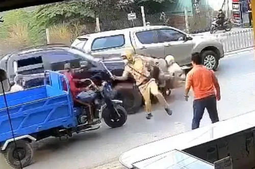 Kinh hoàng khoảnh khắc xe bán tải nghi chở hàng cấm tông thiếu tá CSGT và 2 người khác tử vong