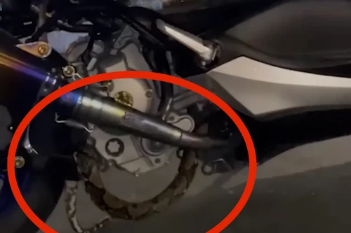 Khoảnh khắc phát hiện con rắn dài 2,4m đang trườn trong xe máy