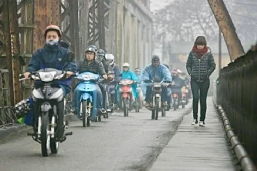 Chiều nay gió mùa Đông Bắc tràn về, Bắc bộ đột ngột chuyển từ nóng sang rét