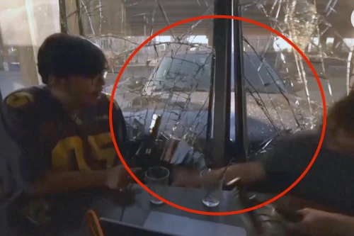 Khoảnh khắc ô tô vượt đèn đỏ, lao vào quán cà phê