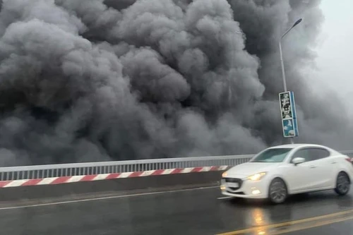 Cảnh sát khống chế lửa khói cuồn cuộn dưới gầm cầu Thăng Long