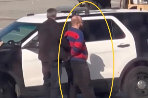 Hành khách bị đưa đi giám định tâm thần khi tự ý mở cửa thoát hiểm máy bay 