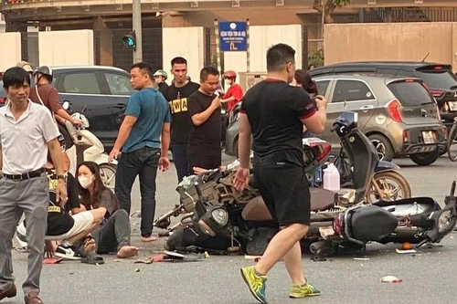 Hà Nội: Kinh hoàng khoảnh khắc ô tô ‘điên’ lao vào dòng người trên đường Võ Chí Công