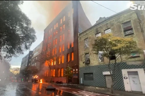 Toà nhà chìm trong biển lửa, cả bức tường đổ sập