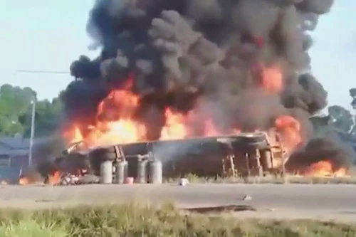 Xe bồn phát nổ, ít nhất 15 người 'hôi xăng' thiệt mạng