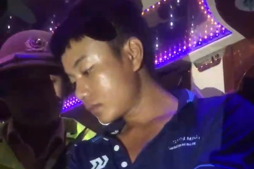 Video CSGT bắt giữ kẻ sát nhân Cao Bá Khoa khi đang lẩn trốn trên xe khách