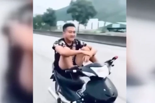 Dùng chân lái xe máy, nam thanh niên bị triệu tập