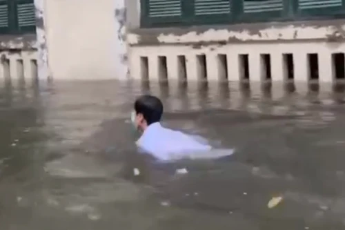 Những khoảnh khắc hài hước trong trận mưa sáng 28/9