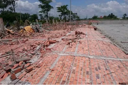 Tường cao 12m đổ sập, 3 người trọng thương