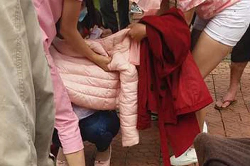 Mải bắt Pokemon, mẹ để gió thổi con trai 1 tuổi cùng xe đẩy rơi xuống hồ