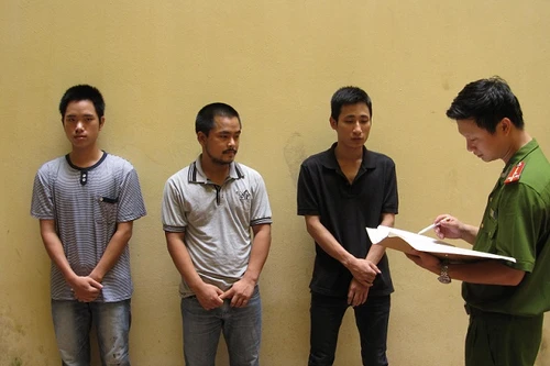 Nhân viên kho hàng khoắng tài sản của công ty đem bán