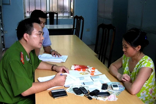 "Ôsin" cuỗm tiền vàng của chủ, đưa giai về nhà "tâm sự"