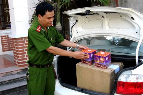 Bị bắt khi tuồn hơn nửa tạ pháo lậu từ Trung Quốc về Hà Nội 