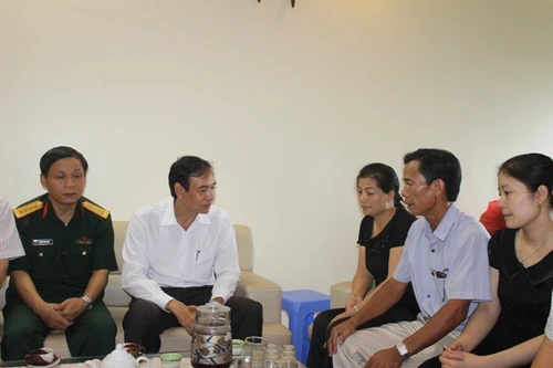 Động viên gia đình liệt sĩ phi công CASA-212 chưa tìm thấy thi thể