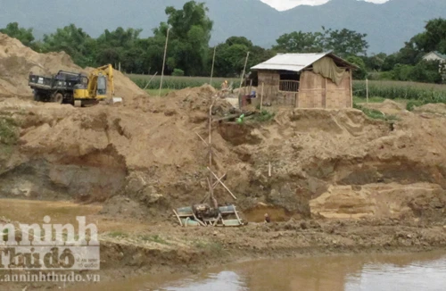 Xem "cát tặc" ngang nhiên "bức tử" dòng Nậm Rốm