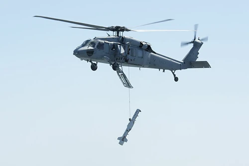 [ẢNH] Trực thăng hải quân Mỹ đánh rơi khí tài triệu USD khi bay