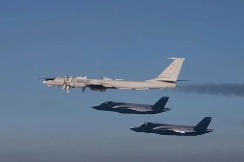 [ẢNH] Siêu tiêm kích F-35 bám đuôi ‘sát thủ săn ngầm’ Nga