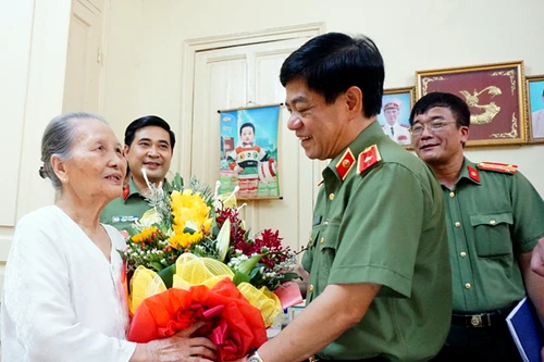 Giám đốc CATP thăm và chúc sức khỏe gia đình đồng chí Phạm Tâm Long