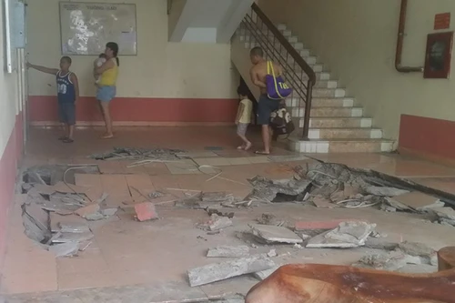 'Hố tử thần' đón lõng, dân chung cư Đồng Tầu sống trong sợ hãi