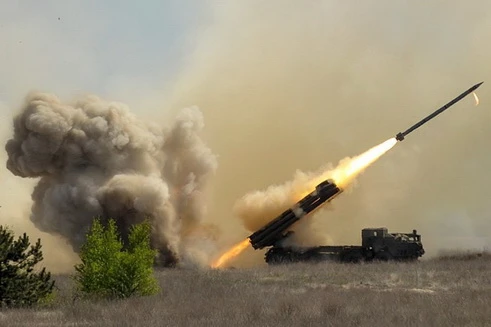 [ẢNH] Ukraine khiến Nga "choáng váng" khi chào bán pháo phản lực vượt trội BM-30 Smerch
