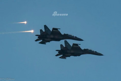 [ẢNH] Không quân Ấn Độ thị uy sức mạnh qua cuộc tập trận máy bay bắn đạn thật