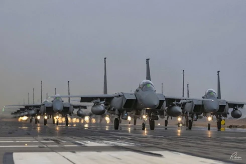 [ẢNH] F-15 Saudi Arabia biểu diễn "Voi đi bộ" hoành tráng không thua kém Mỹ