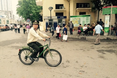 "Nhân" mô hình nhân viên bảo vệ đạp xe tuần tra tại bệnh viện Bạch Mai