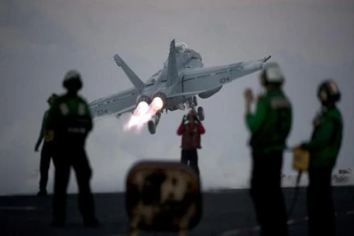 Chiến đấu cơ Mỹ rơi ngay sau khi cất cánh từ tàu sân bay