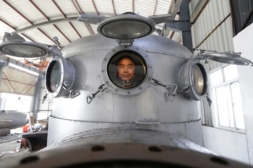 Trực thăng, tàu ngầm, siêu xe phong cách Trung Quốc