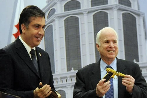 Tổng thống Ukraine bổ nhiệm Thượng nghị sỹ Mỹ McCain làm cố vấn 