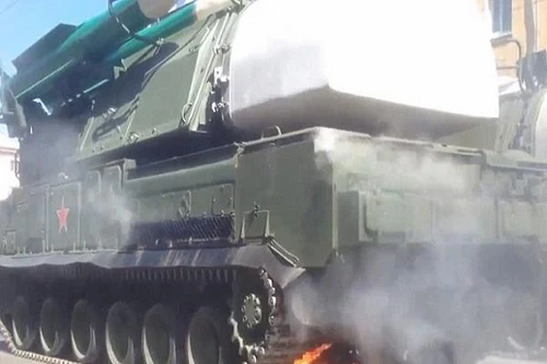 Vì sao xe chở tên lửa Buk bốc cháy trong ngày duyệt binh ở Nga?