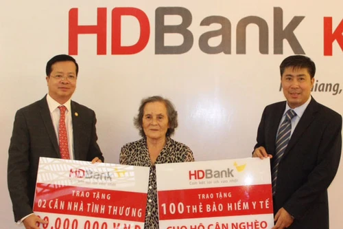 HDBank dành 1,2 tỷ đồng tặng nhà tình thương và thẻ BHYT