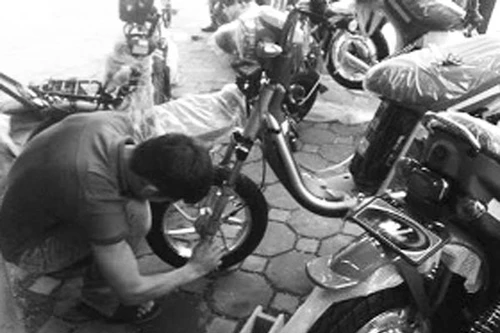Dịch vụ sửa xe đạp điện: Tiện nhưng nhiều nguy cơ