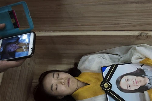 Người Hàn Quốc kéo nhau đi trải nghiệm "thế giới bên kia" 