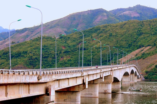 Dải lụa vắt qua dòng nước xiết