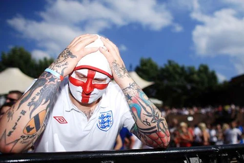 CĐV Anh kêu trời vì bị "chặt chém" tại Pháp