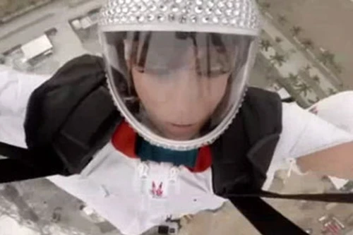 "Người chim" bay qua khe 2 tòa nhà chọc trời