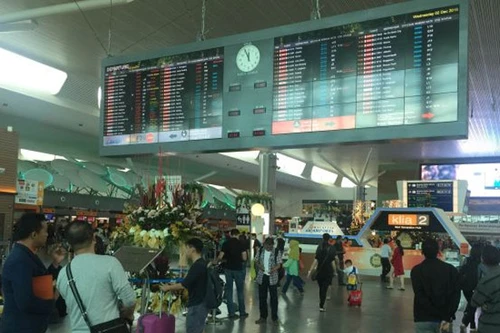 Phi công AirAsia bị cúm hàng loạt, hàng trăm hành khách qua đêm ở sân bay