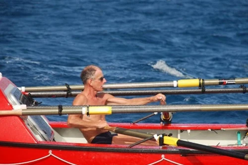 Một mình chèo thuyền vượt Thái Bình Dương