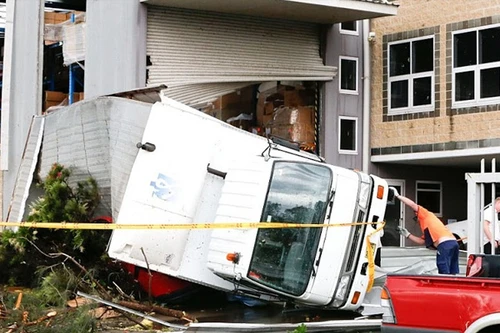 Lốc xoáy hiếm gặp tàn phá Sydney