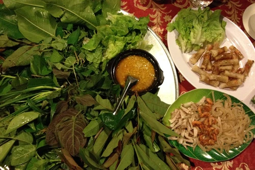 Gỏi lá rừng, muối kiến Gia Lai