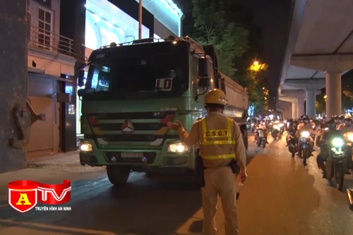 Tái diễn tình trạng xe ô tô chở vật liệu xây dựng vi phạm giao thông trong nội đô