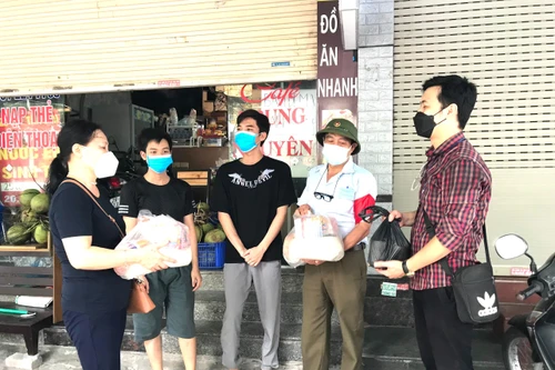 Thêm những món quà ấm lòng người dân trong đại dịch Covid-19