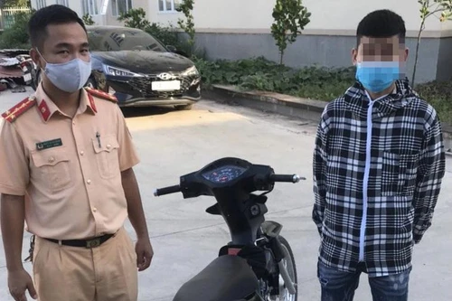 Nam thanh niên 'bốc đầu' xe máy bị phạt 4,25 triệu đồng