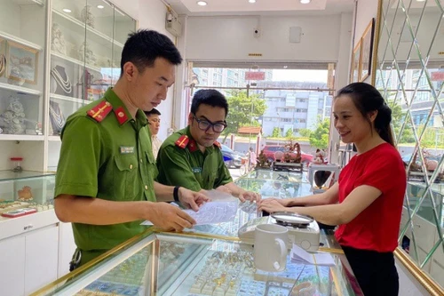 Đánh trúng, đánh mạnh, vô hiệu hóa, làm tan rã các ổ nhóm tội phạm hình sự