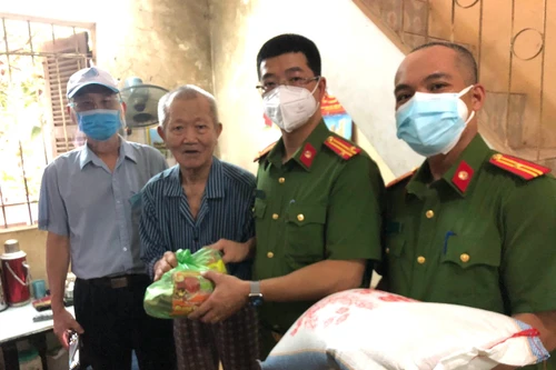 Phường Tân Mai quyên góp ủng hộ các gia đình gặp khó khăn vì đại dịch Covid-19