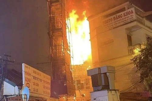 Dập tắt đám cháy trên đường Giải Phóng