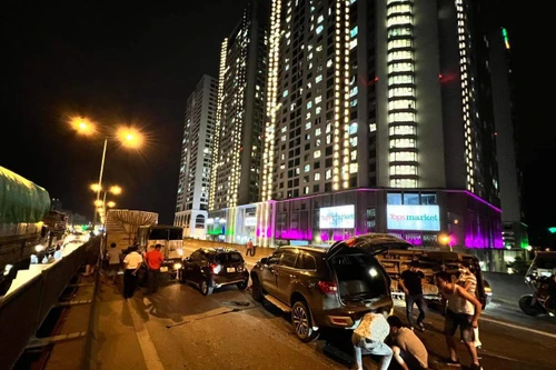 5 xe ô tô gây tai nạn liên hoàn tại đường vành đai 3 trên cao 